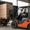 Forklift memindahkan pallet barang di area bongkar muat dan distribusi