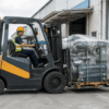 Forklift memindahkan material di area pabrik Cikande