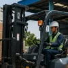 Forklift memindahkan pallet di area gudang Cikupa