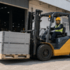 Forklift diesel memindahkan material di area pabrik Serang
