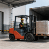 Forklift melakukan bongkar muat pallet di area pabrik Tangerang